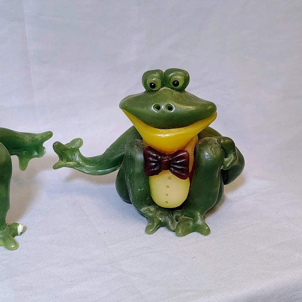 Vintage Style Frog Couple Novelty Candle Green Wax Whimsical Toad Decor 8.5 Inch